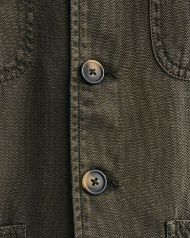 Valmiiksi ommeltuna värjätty päällyspaita