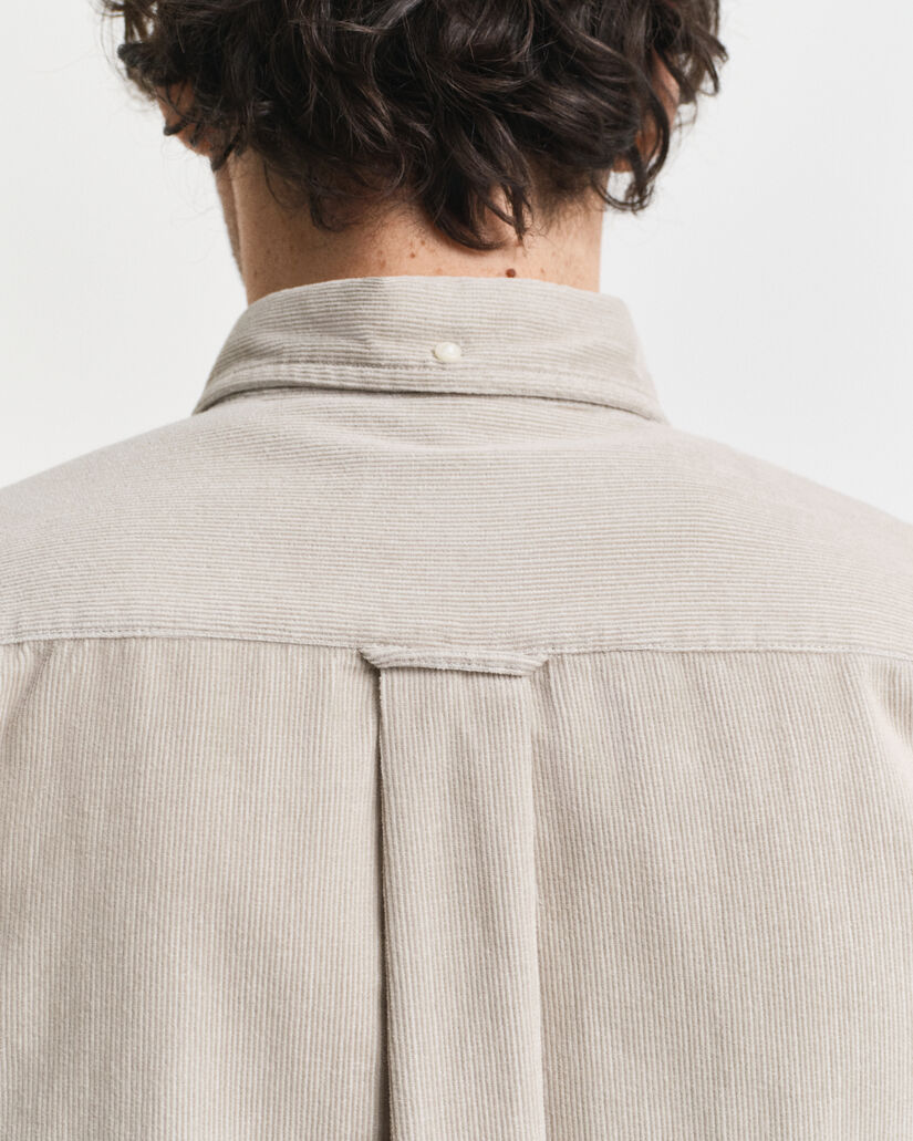 Regular fit ‑mitoitettu puuvillainen vakosamettipaita