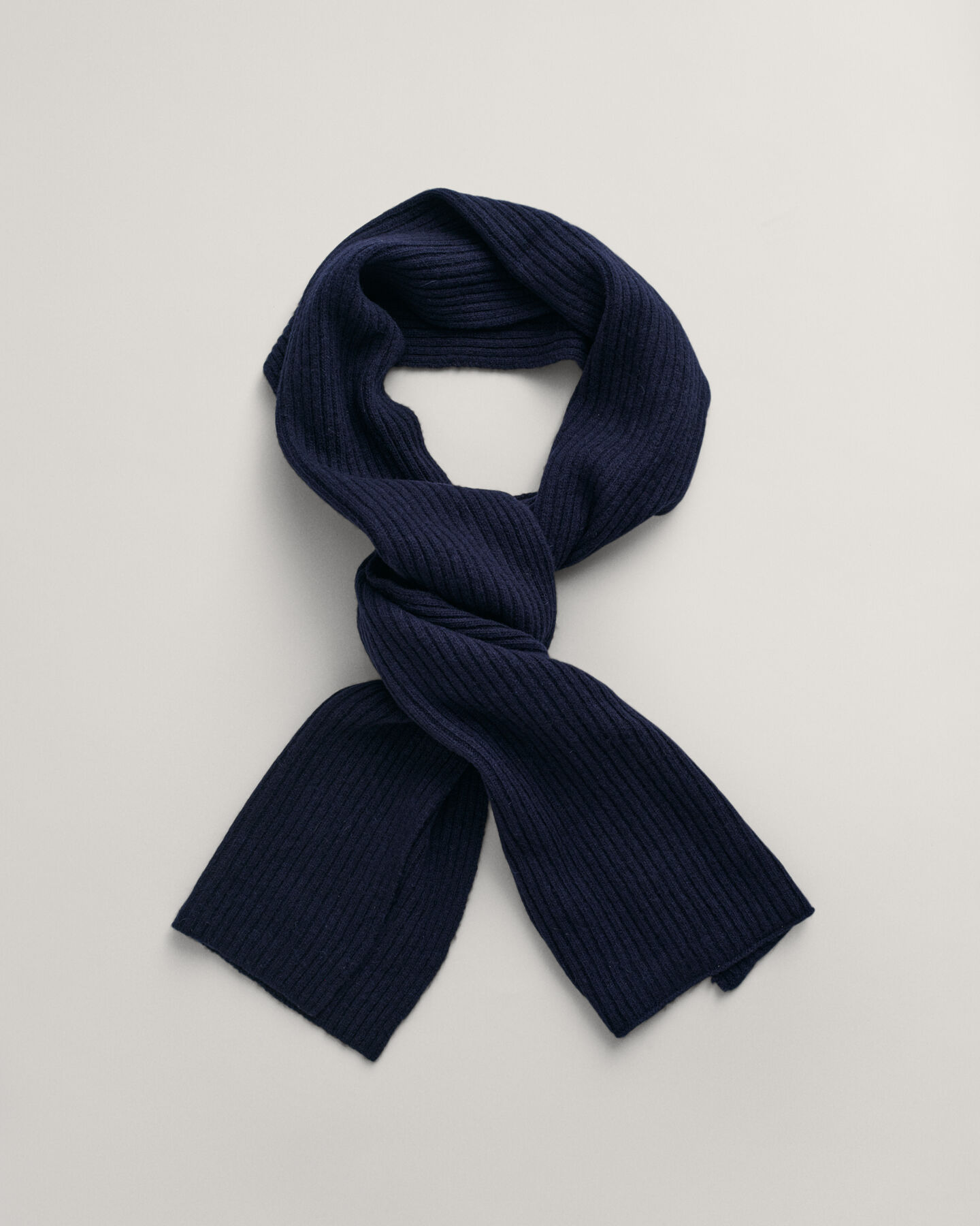 Pipo ja huivi lahjapakkauksessa