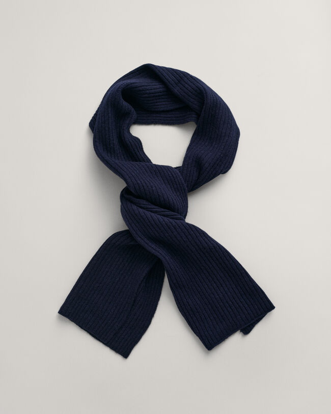 Pipo ja huivi lahjapakkauksessa