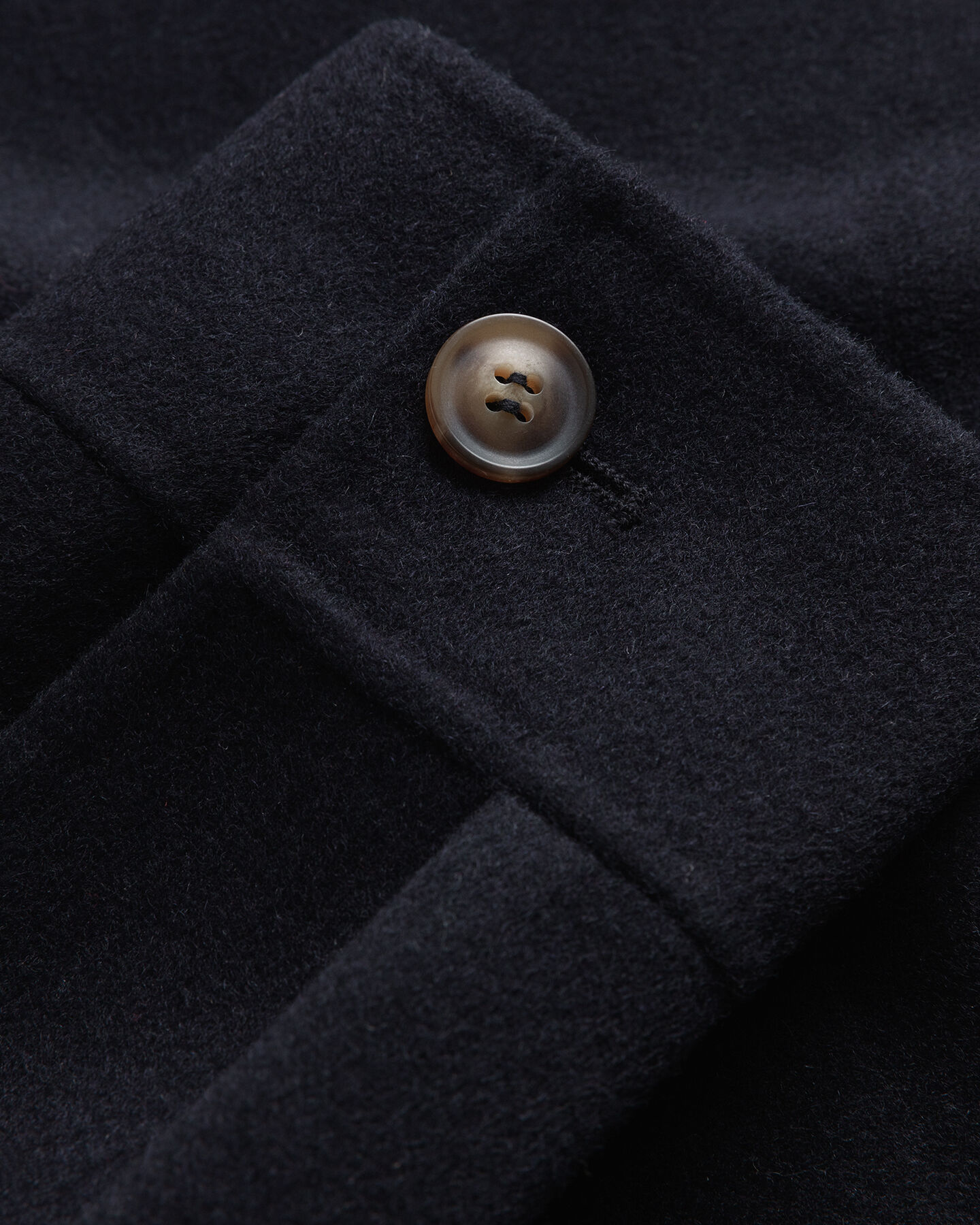 K&auml;sin tikattu paitatakki