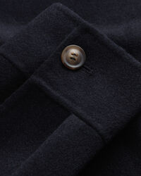 K&auml;sin tikattu paitatakki