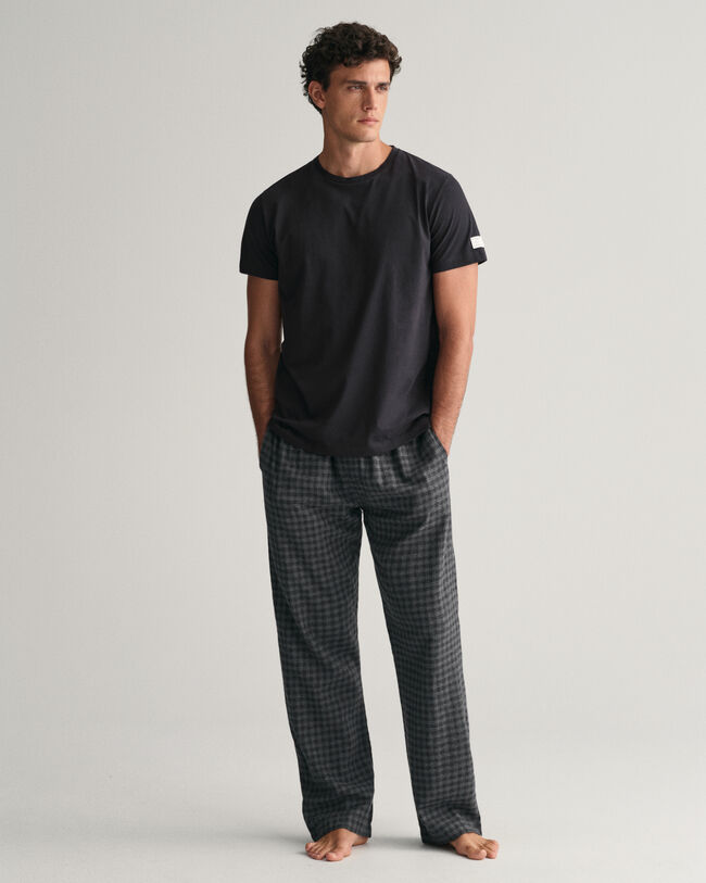 Flanelliset pyjamahousut ja t‑paita lahjapakkauksessa