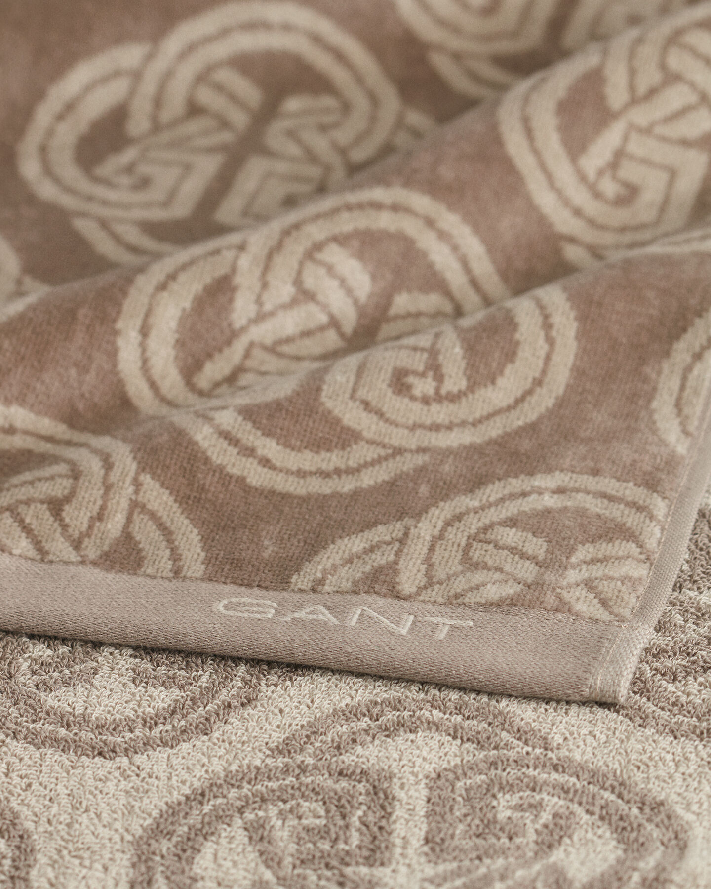 Monogram-pyyhe (70 cm x 140 cm)