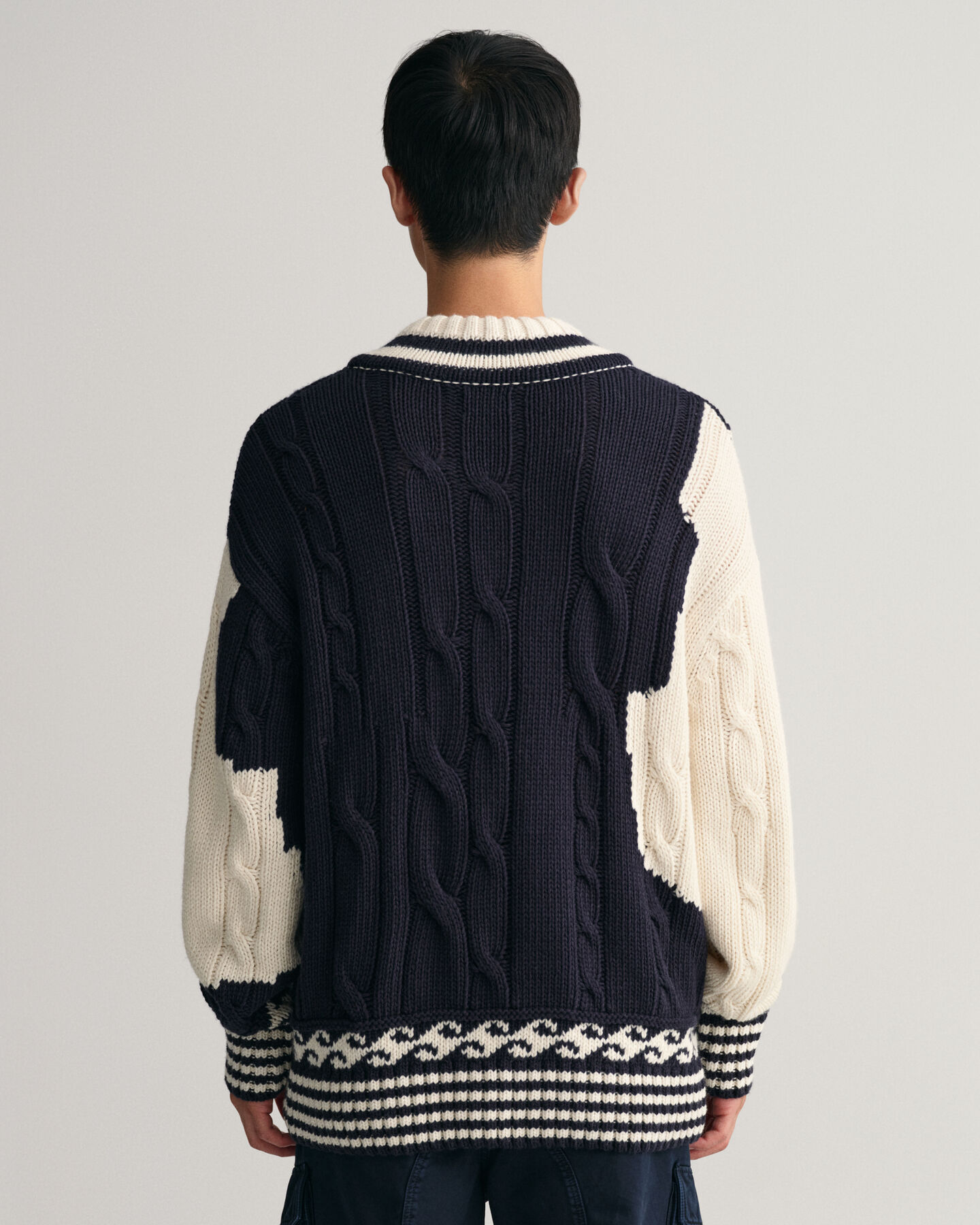 V-kauluksinen intarsianeulepusero