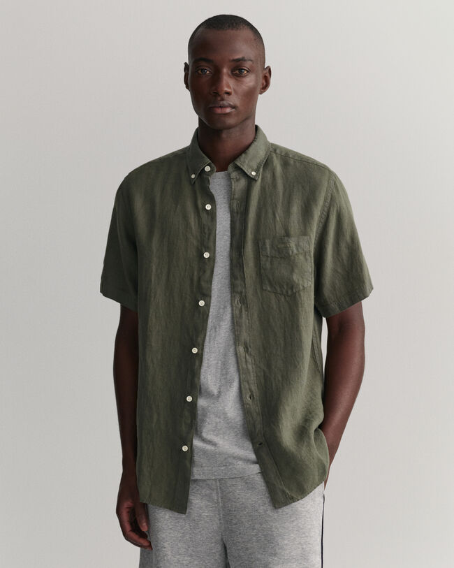 Regular&nbsp;fit ‑mitoitettu valmiina v&auml;rj&auml;tty lyhythihainen pellavapaita