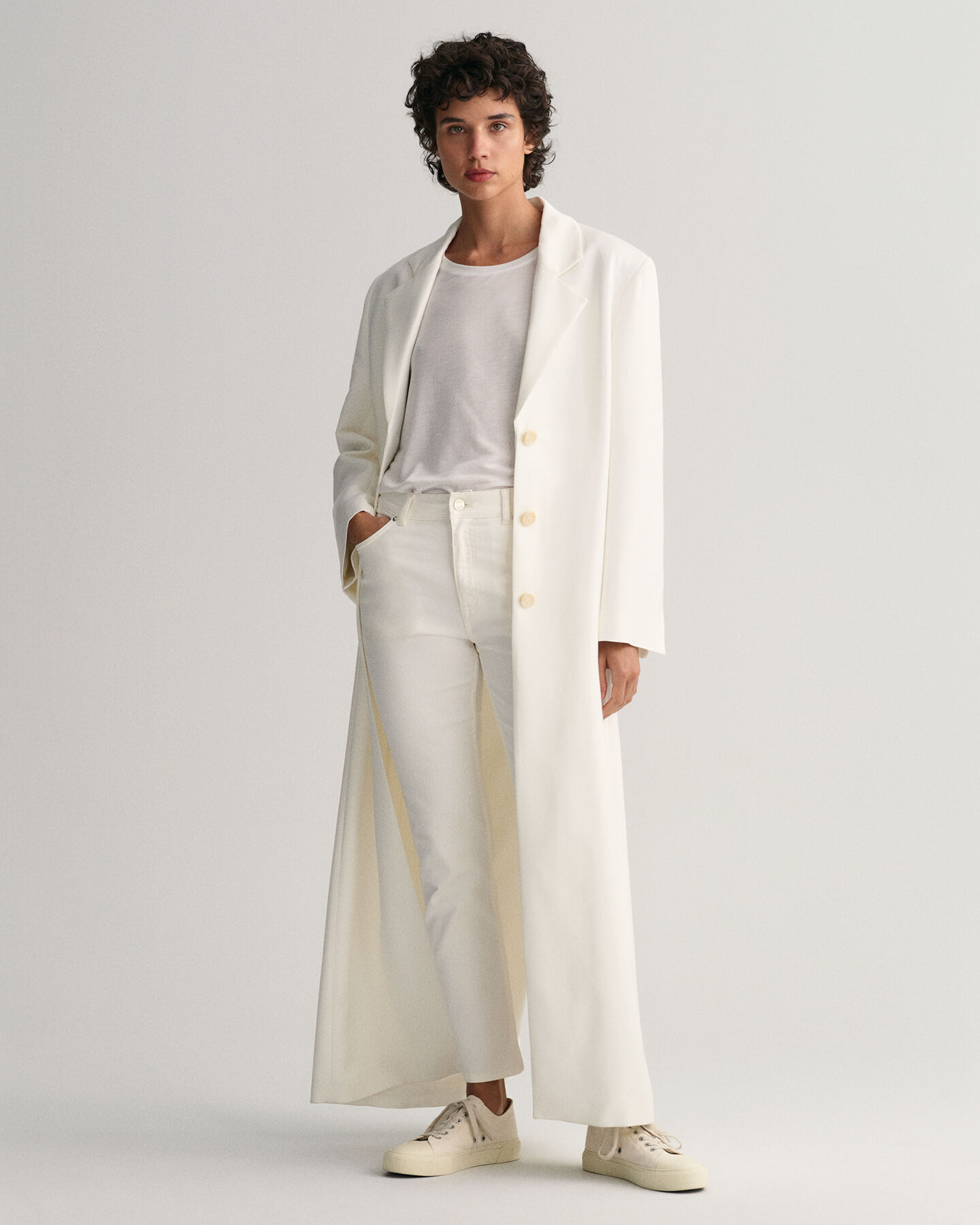 Slim fit ‑mitoitetut valkoiset vajaamittaiset farkut