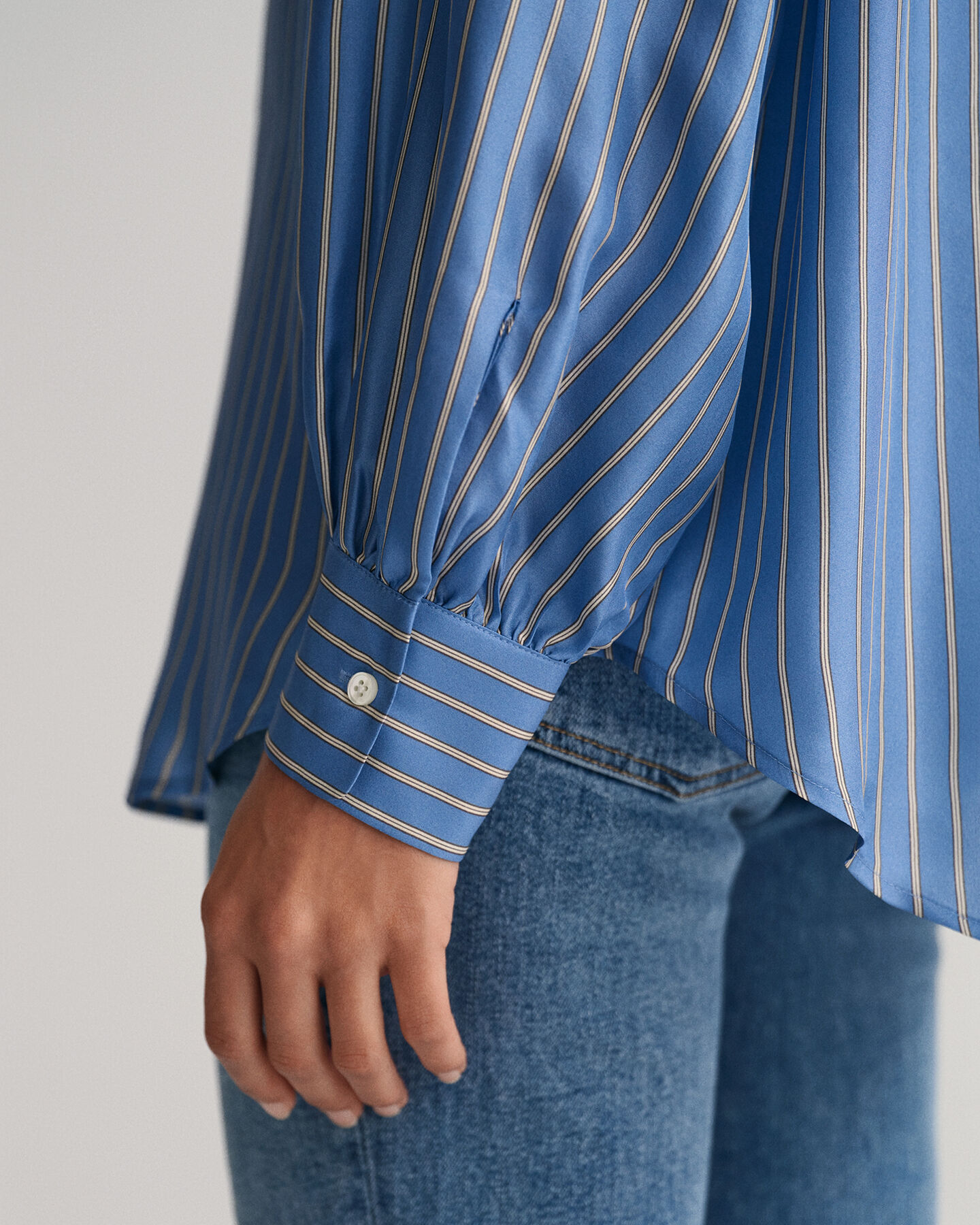 Raidallinen silkkipusero rusettikauluksella