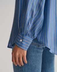 Raidallinen silkkipusero rusettikauluksella