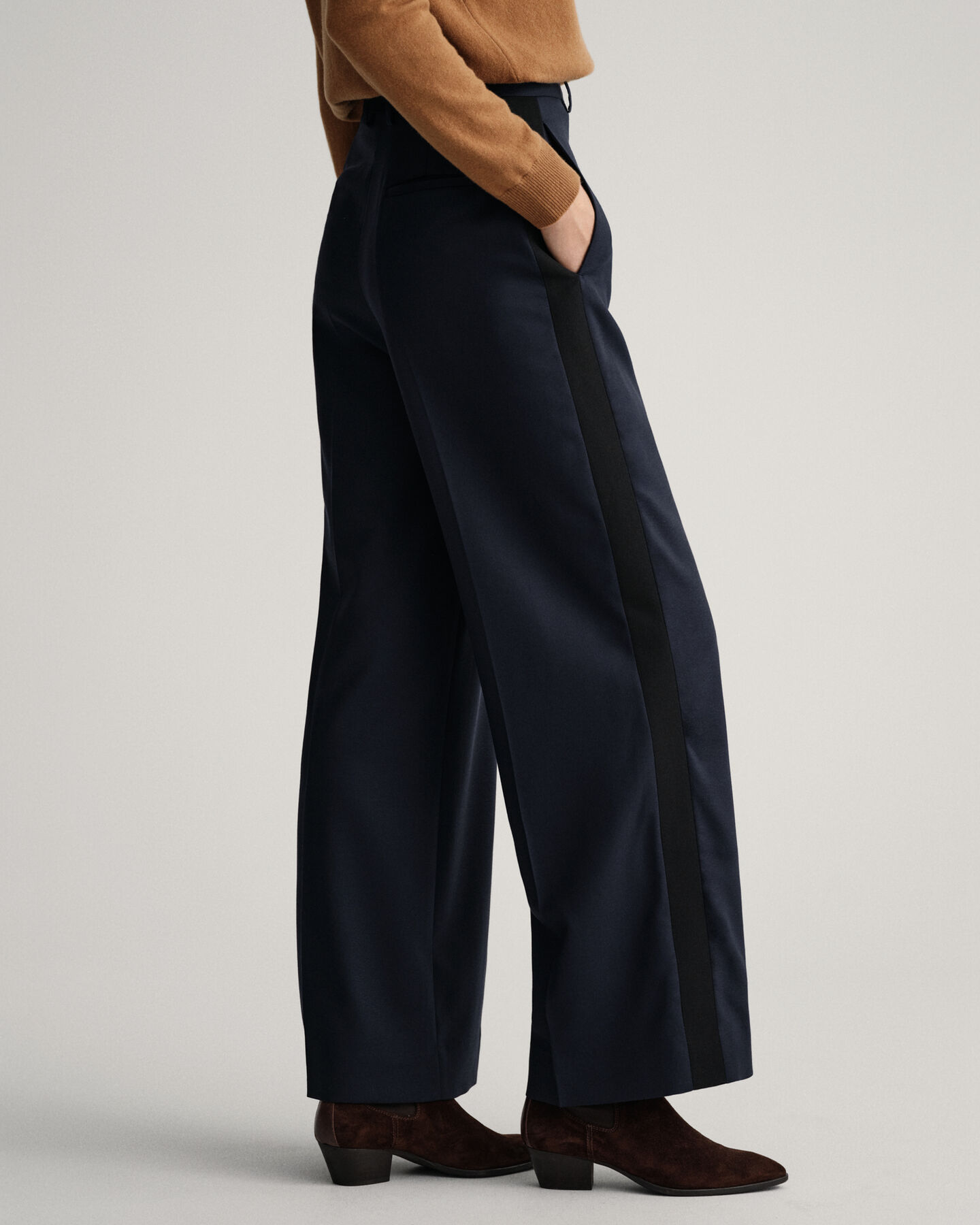 Korkeavyötäröiset smokkihousut