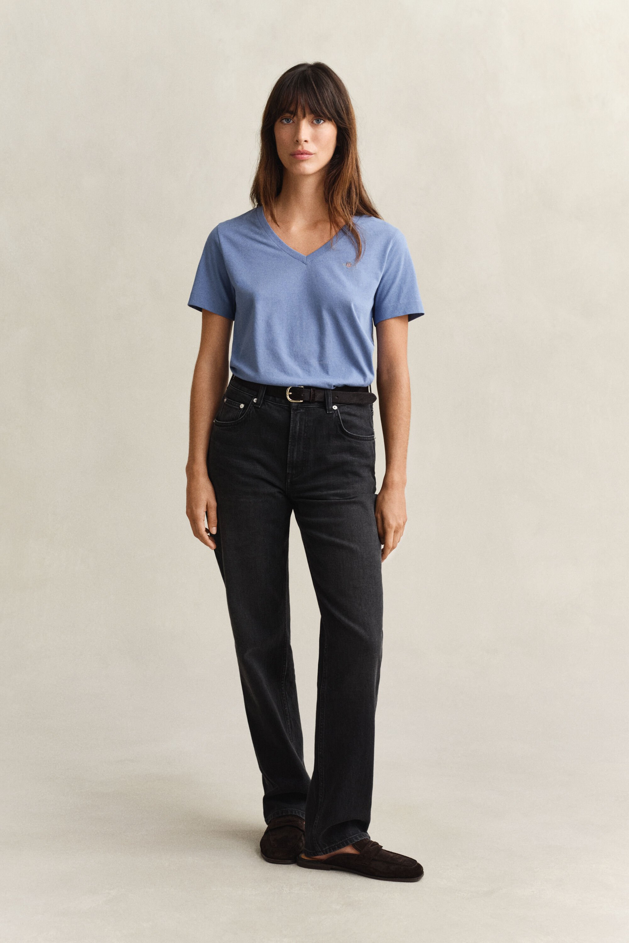 Shield-t‑paita, jossa v-pääntie