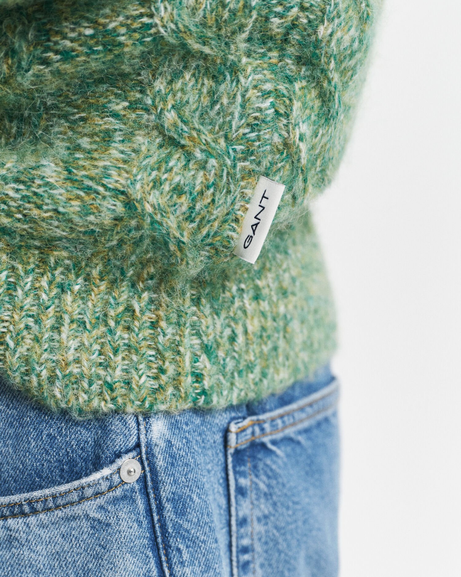 Palmikkoneule, jossa pyöreä pääntie