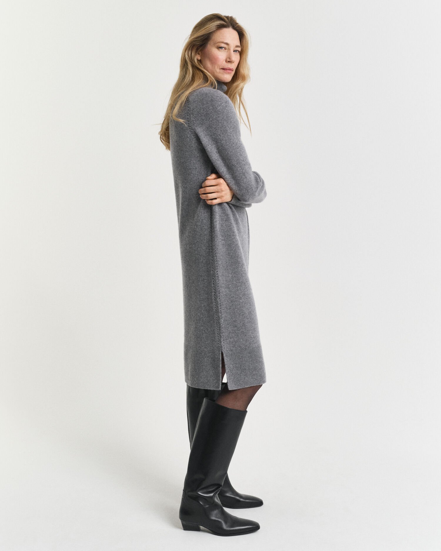 Neulossomisteinen poolokaulusmekko