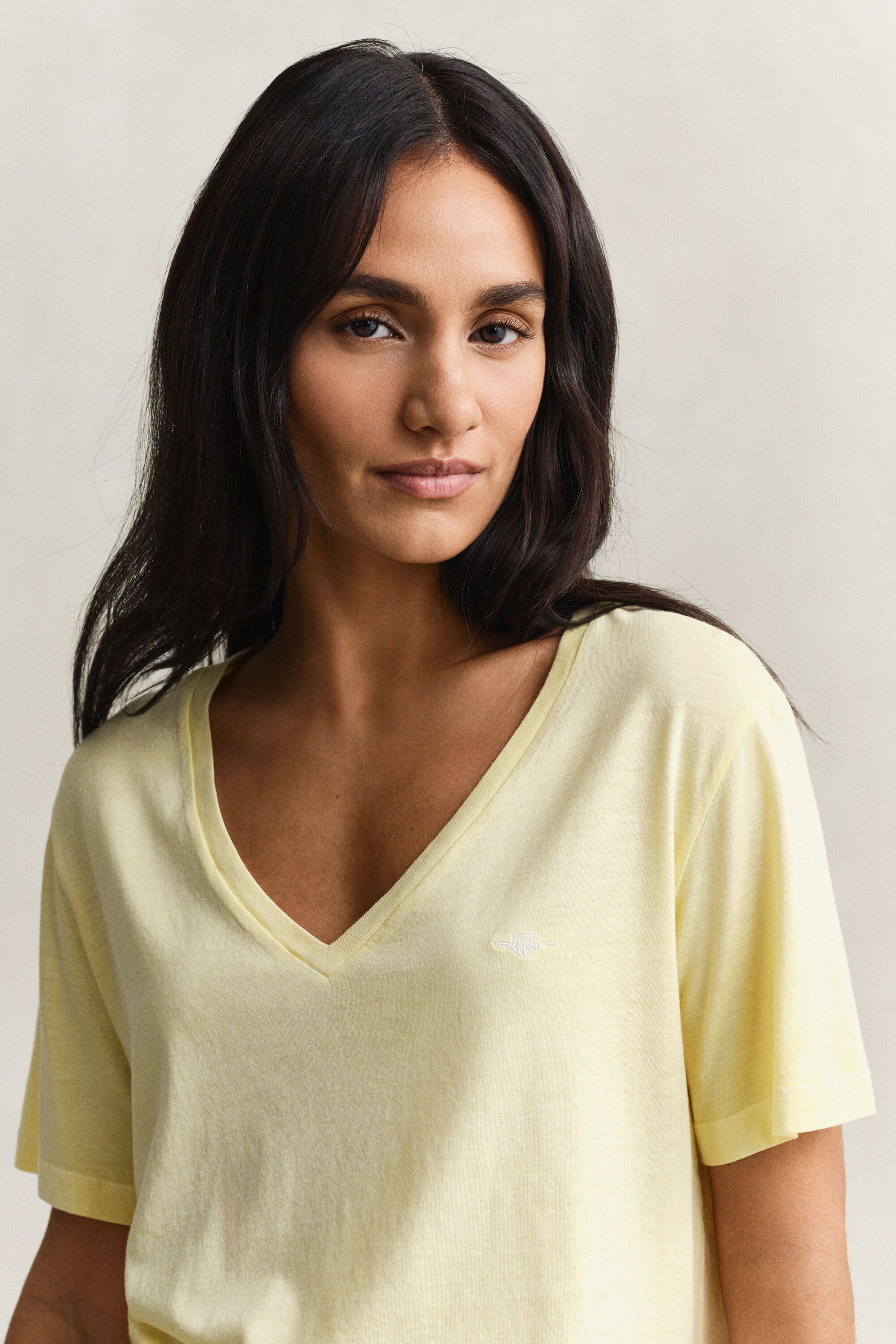 Pesukäsitelty Shield-t‑paita, v-pääntie