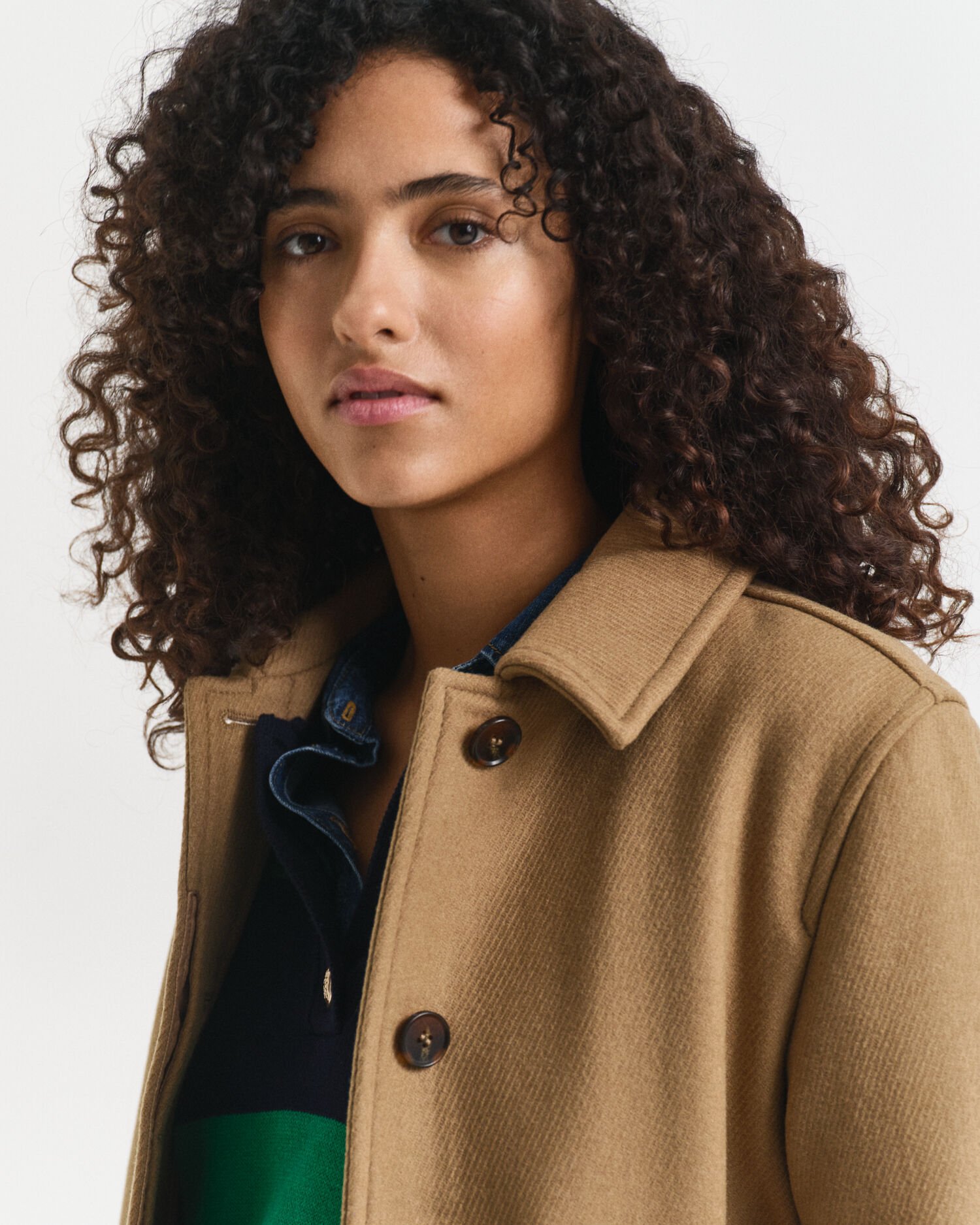 Lyhyt villasekoitteinen autotakki