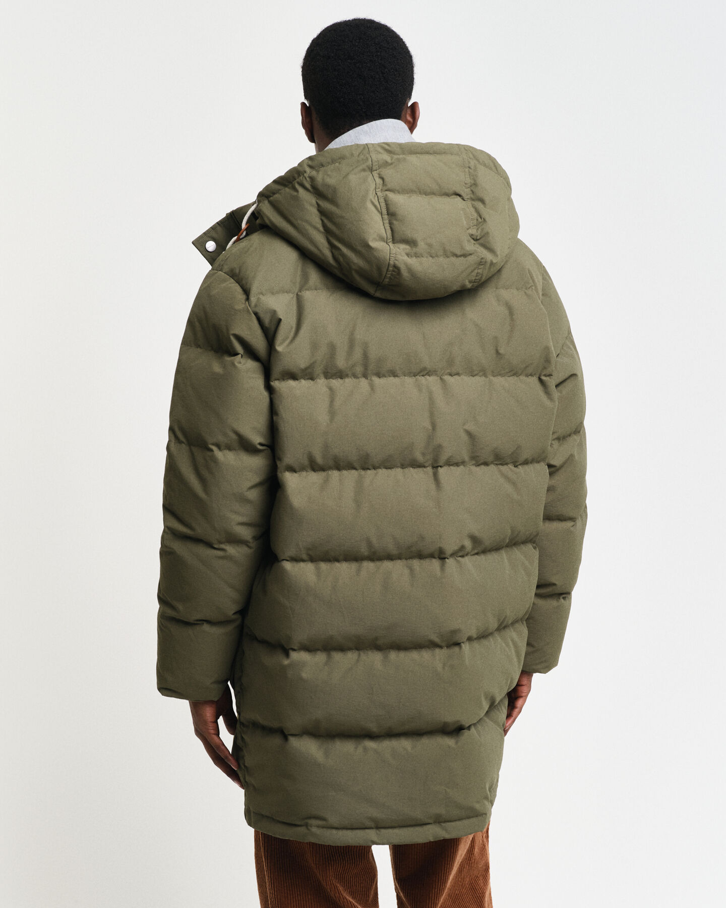 Paksu keskipitkä untuvatakki