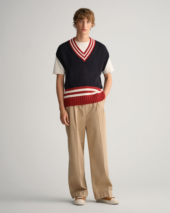 Väljät chinot laskoksilla