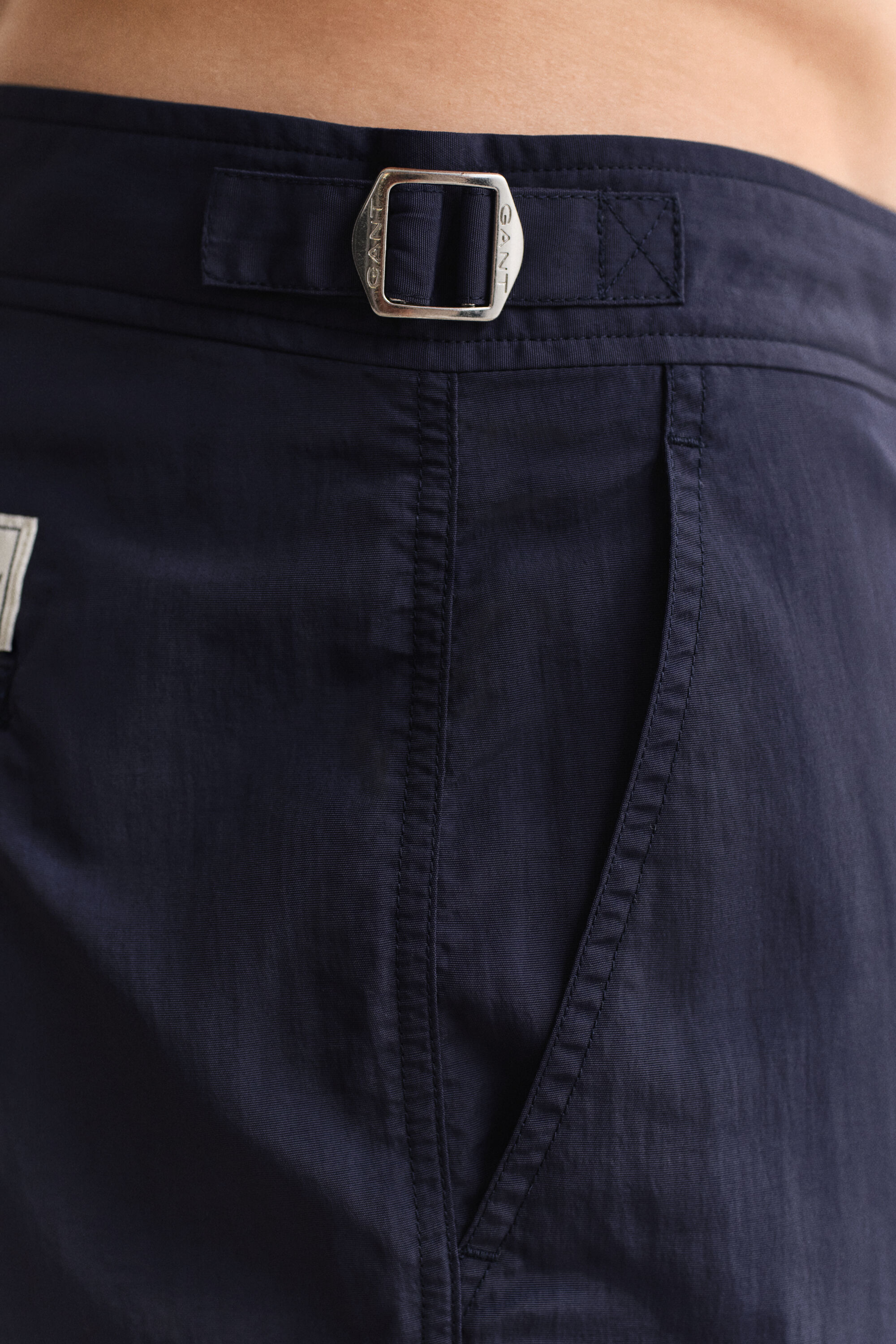 Tyköistuvat uimashortsit