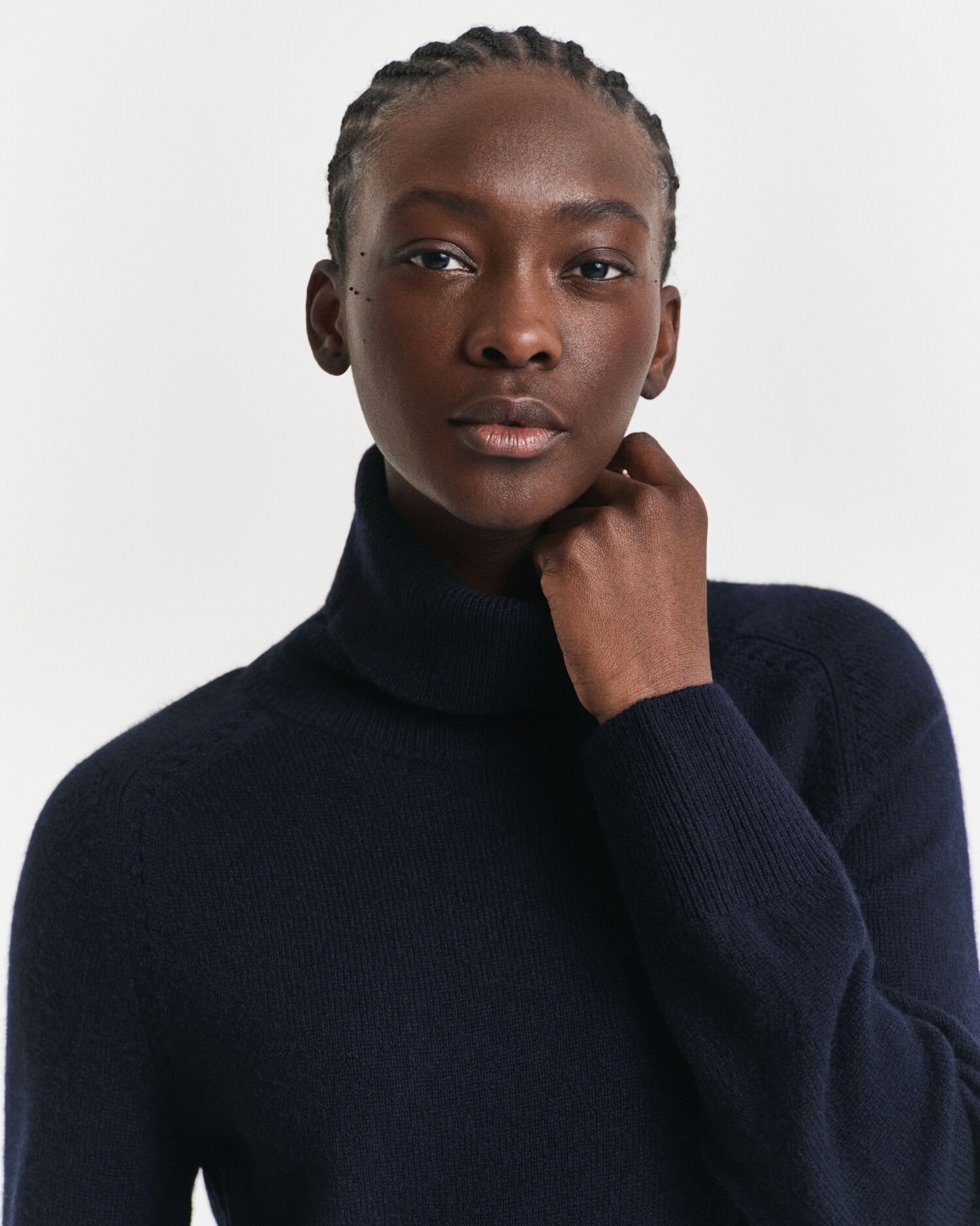 Neulossomisteinen poolokaulusmekko