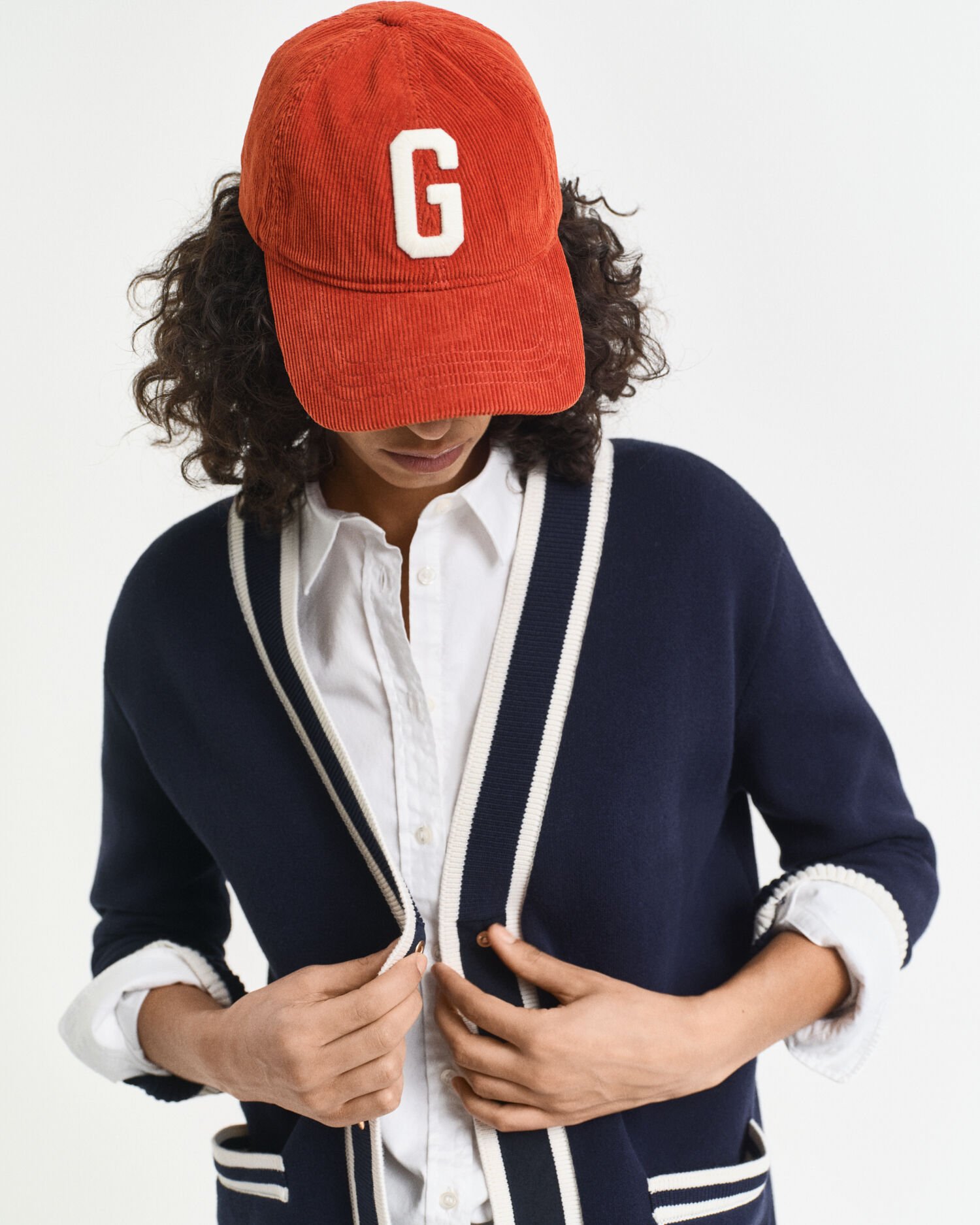 Kontrastivärinen neuletakki