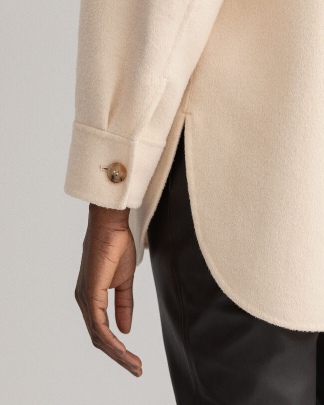 K&auml;sin tikattu paitatakki