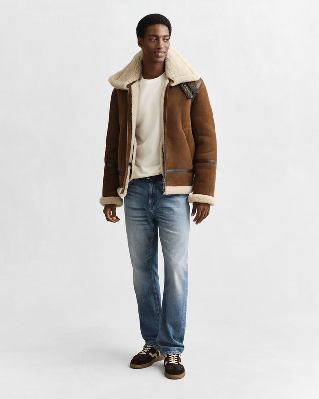 Shield-collegepaita, jossa pyöreä pääntie