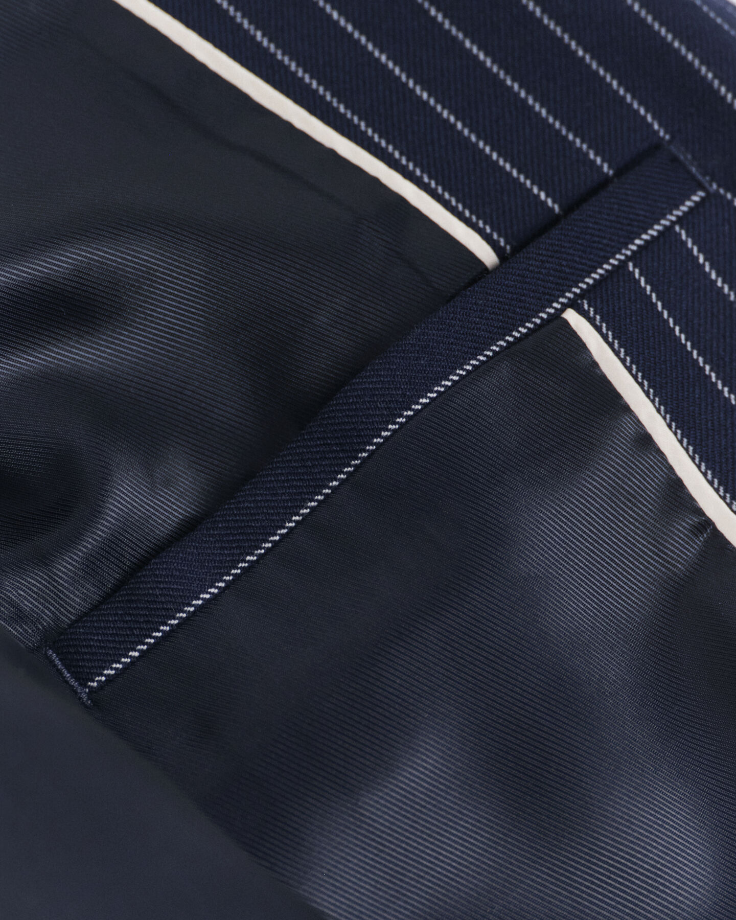 Regular fit ‑mitoitettu liituraidallinen klubitakki