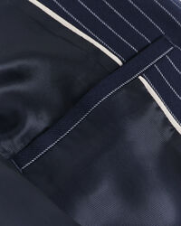 Regular fit ‑mitoitettu liituraidallinen klubitakki