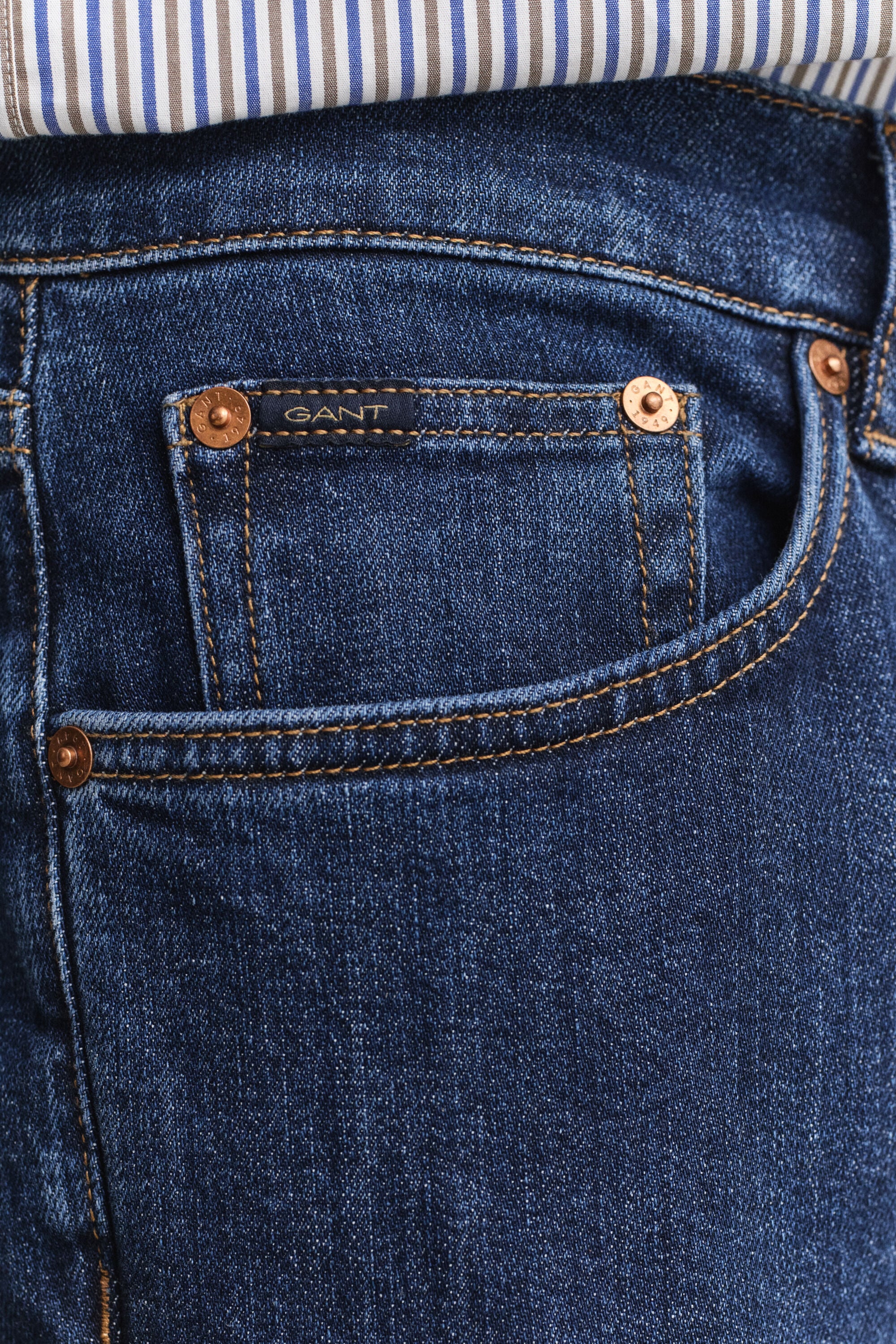 Slim fit ‑mitoitetut Clean Wash ‑farkut