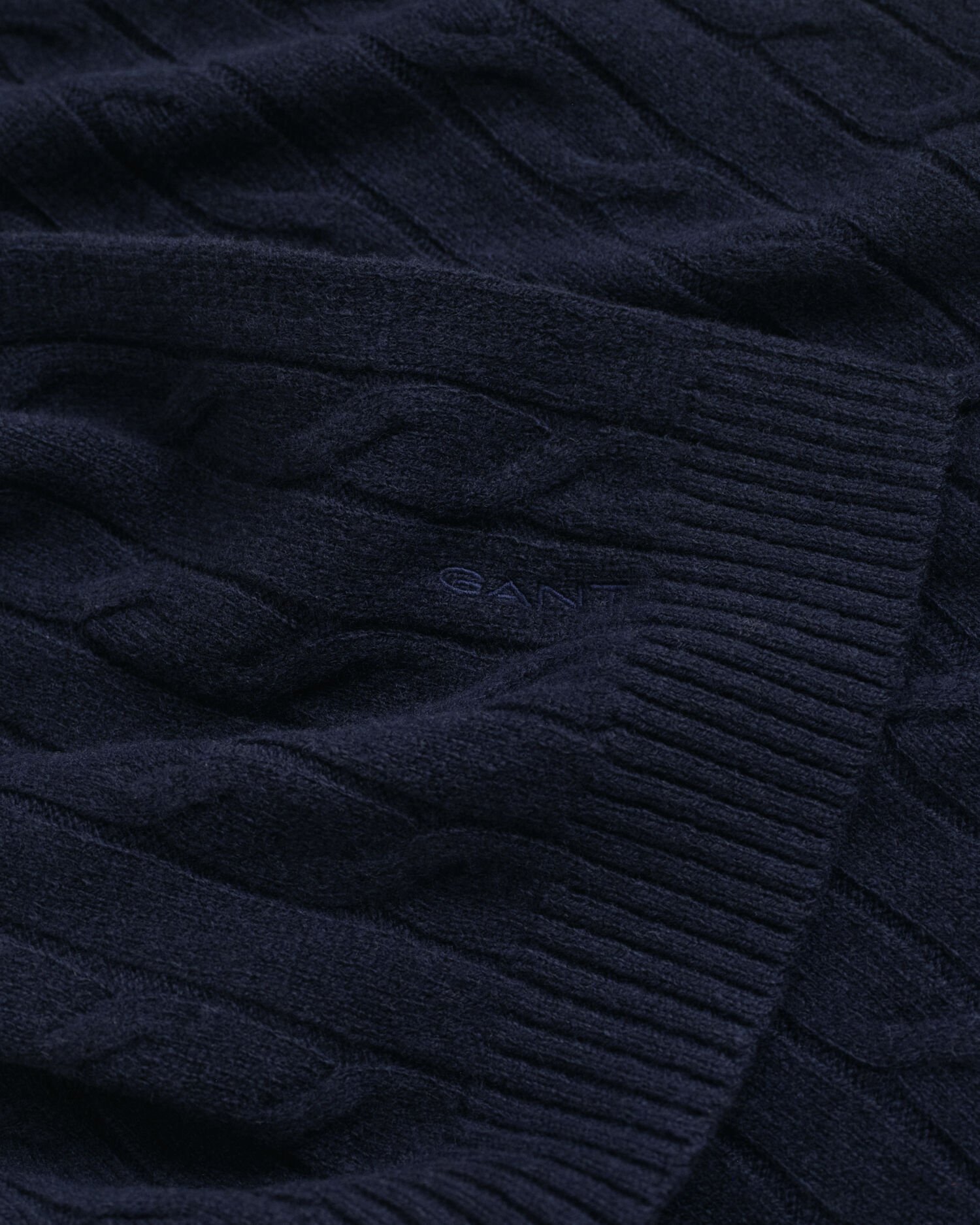 Palmikkoneulottu villahuivi