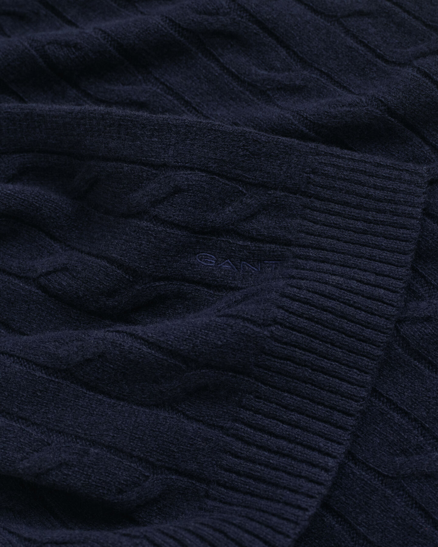 Palmikkoneulottu villahuivi