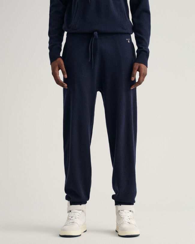 Neulotut collegehousut