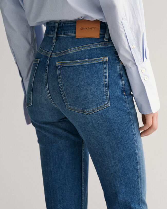 Slim&nbsp;fit ‑mitoitetut alasp&auml;in levenev&auml;t farkut