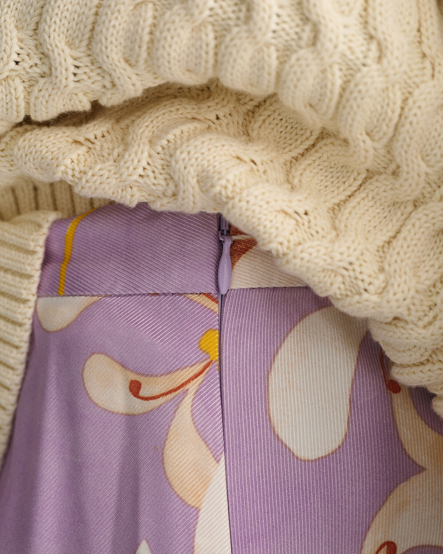 Puolipitk&auml; hame kukkapainatuksella