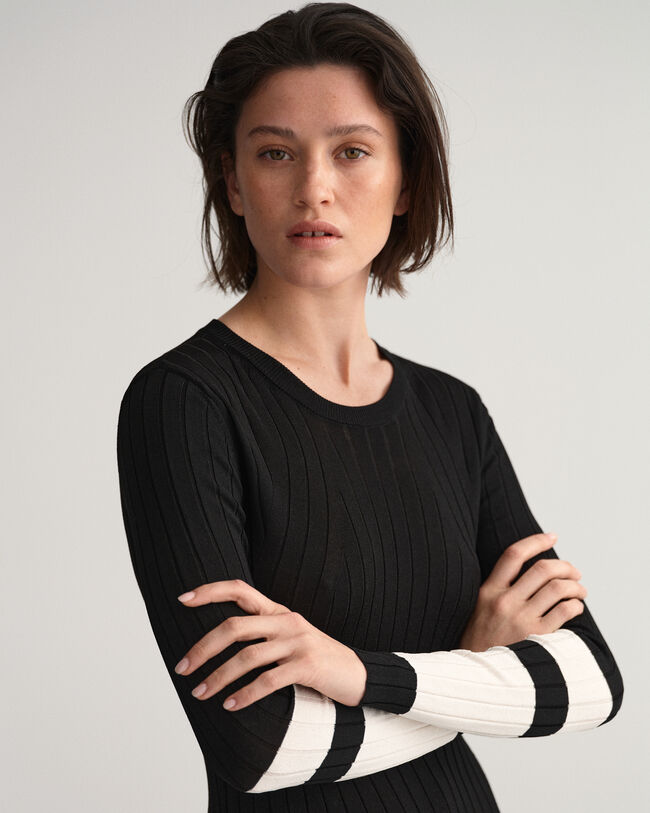 Leveäraitainen ribbineulemekko