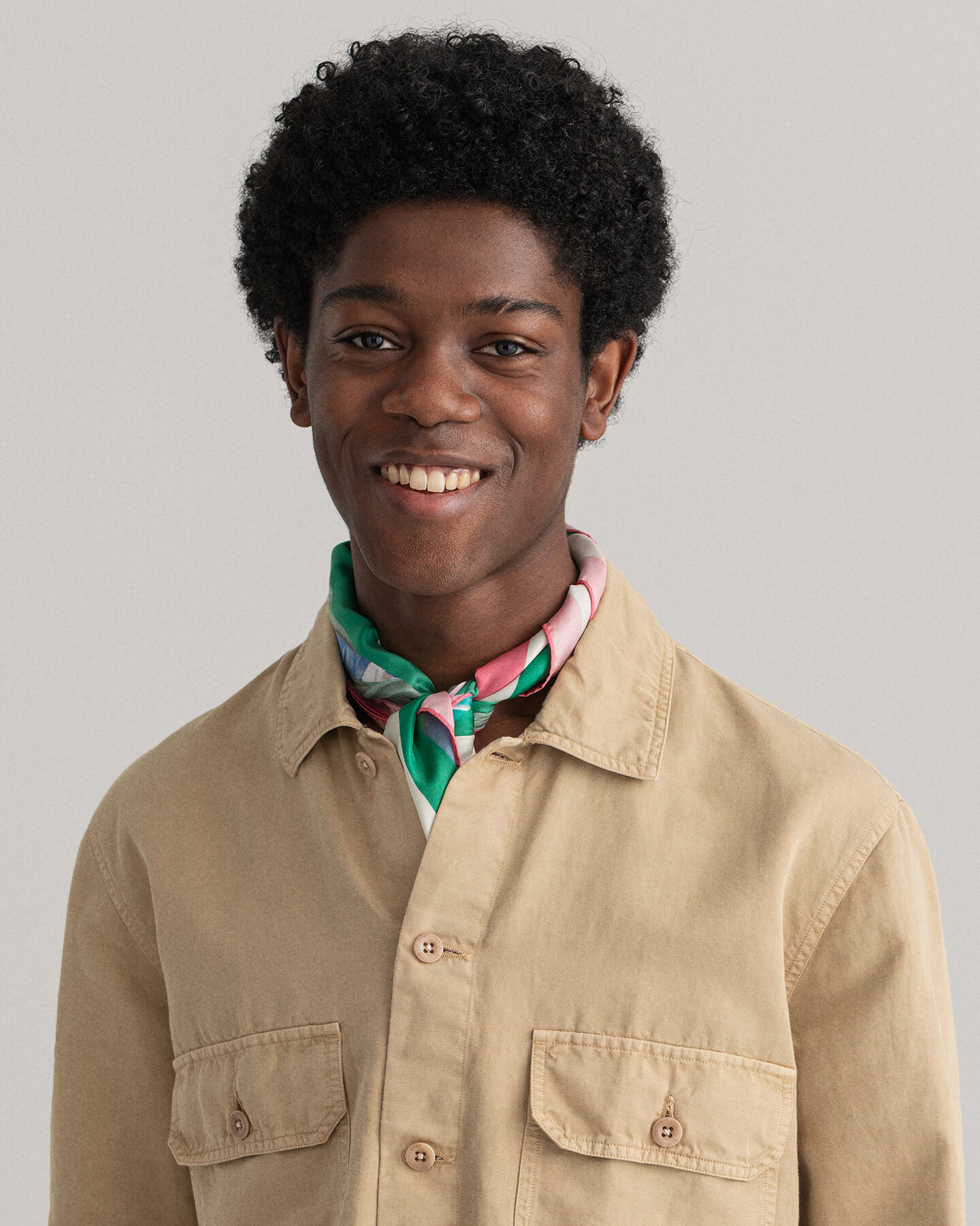 Valmiiksi ommeltuna v&auml;rj&auml;tty p&auml;&auml;llyspaita