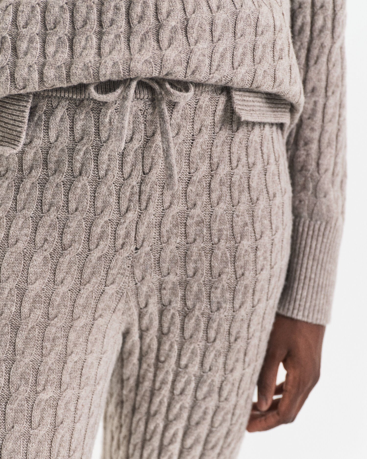 Villaiset palmikkoneulehousut