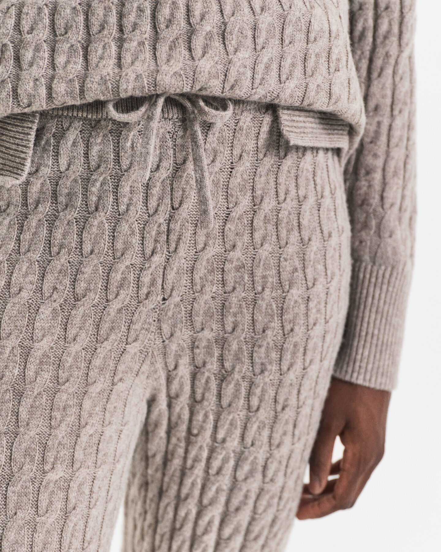 Villaiset palmikkoneulehousut