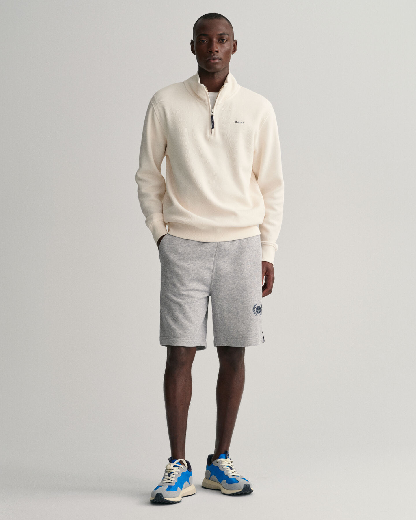 Vohvelipintainen collegepaita, jossa vetoketjullinen p&auml;&auml;ntie