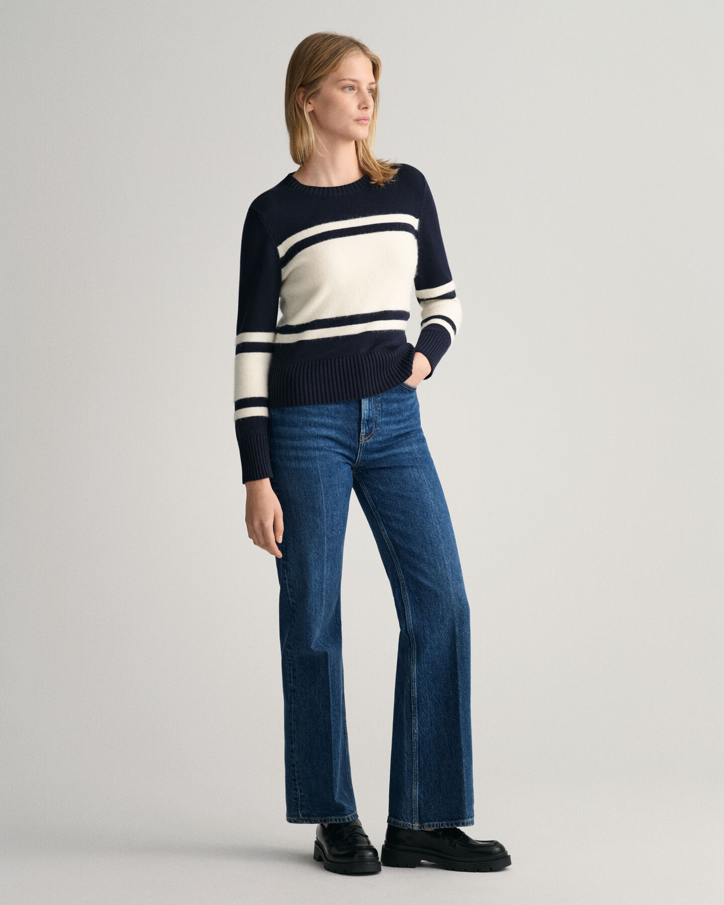 Leve&auml;raitainen neulepusero, py&ouml;re&auml; p&auml;&auml;ntie