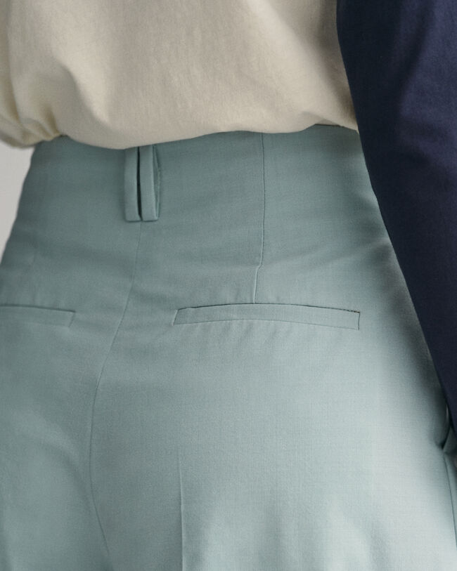 Korkeavy&ouml;t&auml;r&ouml;iset leve&auml;lahkeiset laskoshousut