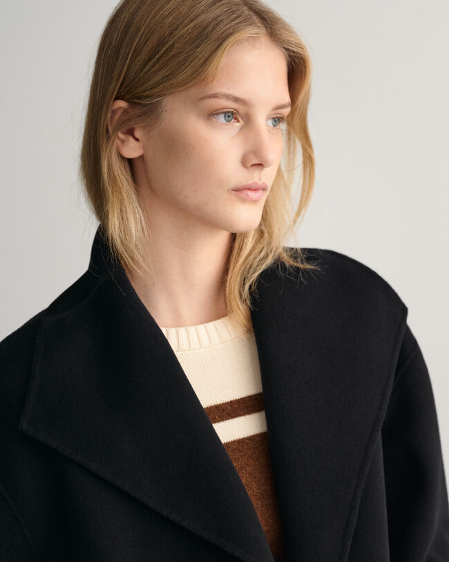 K&auml;sin tikattu takki vy&ouml;ll&auml;