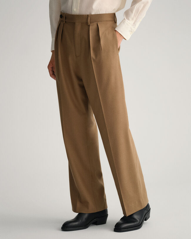 Leveälahkeiset flanelliset puvunhousut