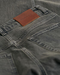 Vajaamittaiset suoralahkeiset farkut