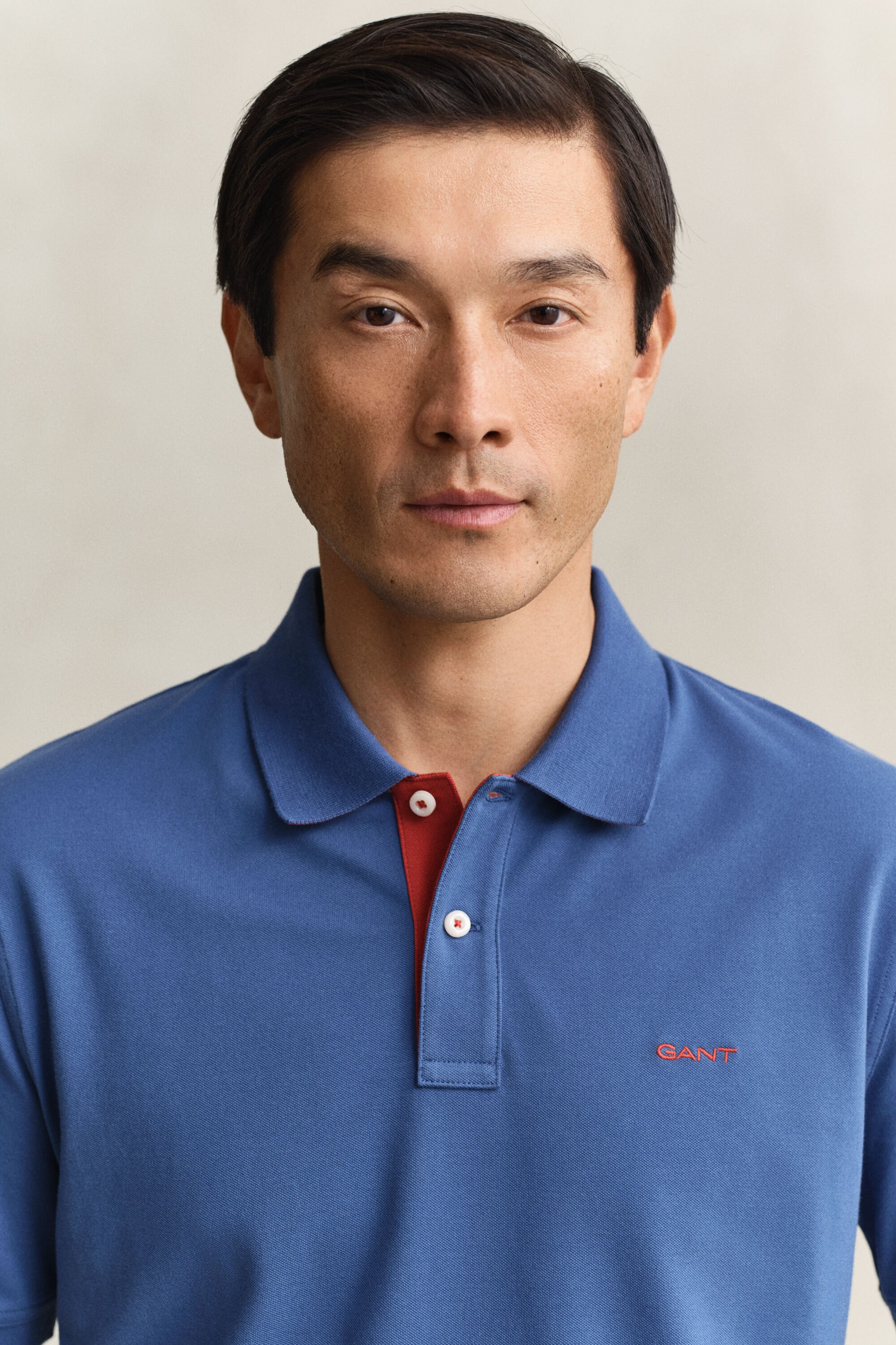 Kontrastivärinen pikeepaita