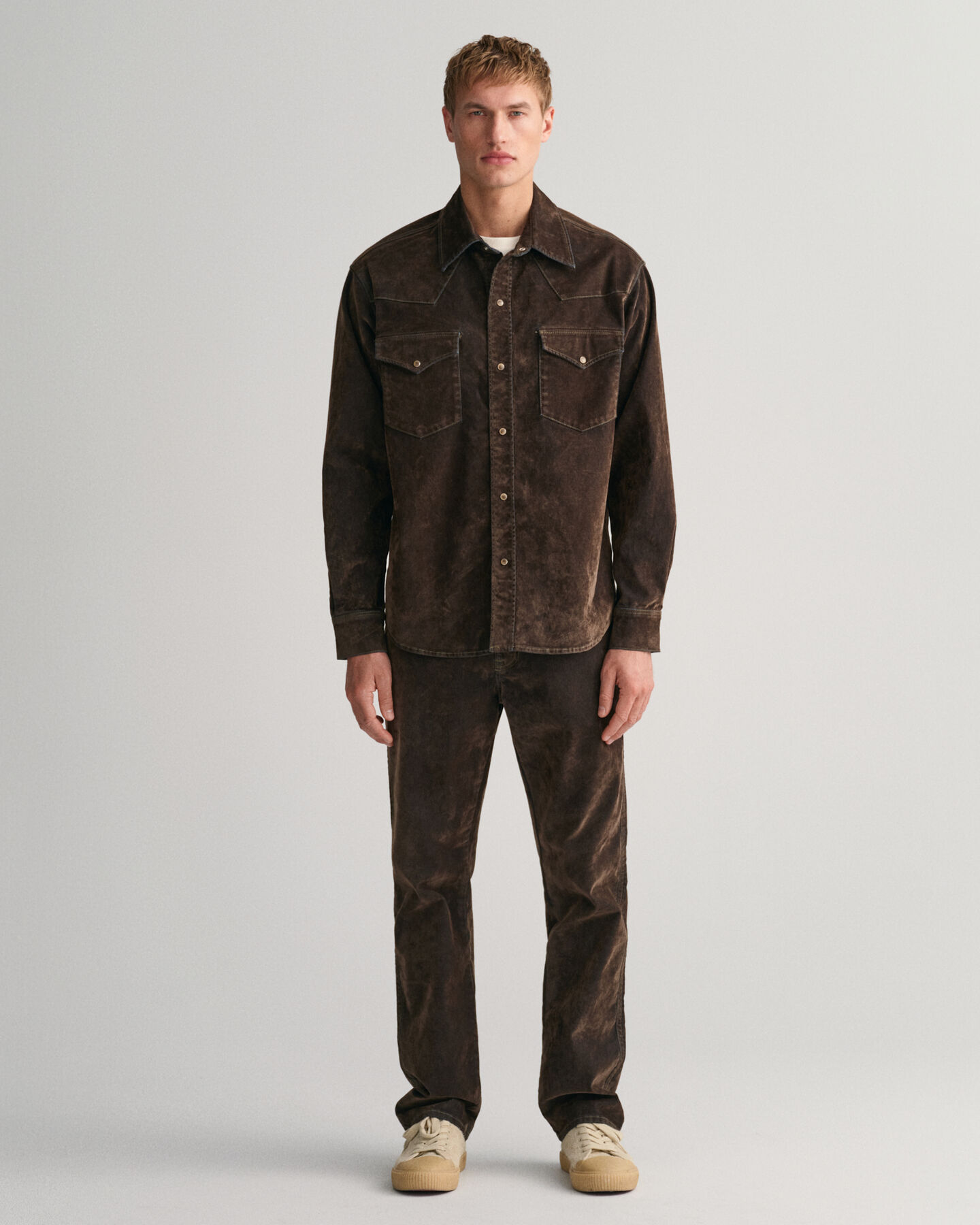 Relaxed&nbsp;fit ‑mitoitetut samettifarkut