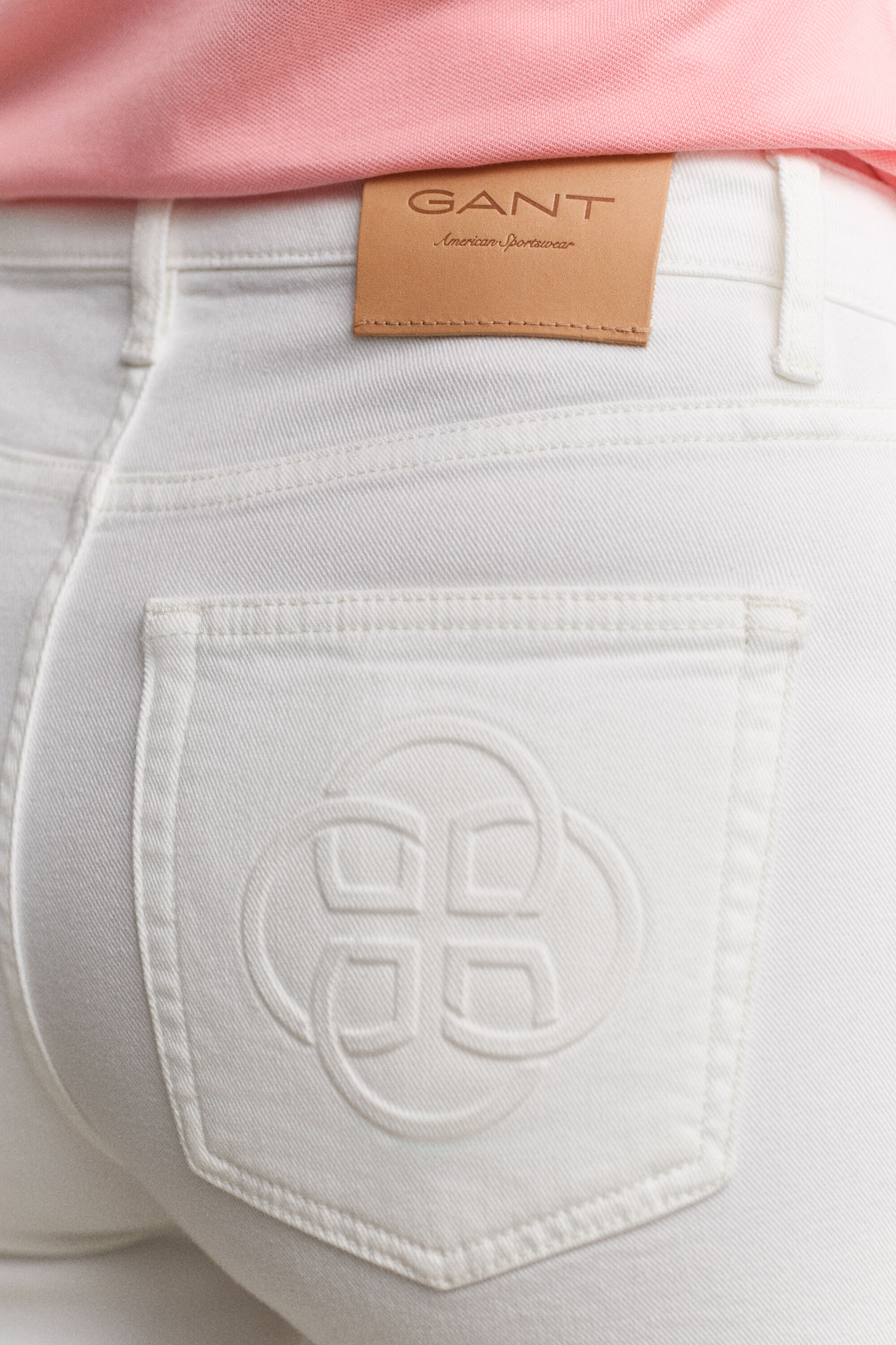 Alaspäin levenevät Monogram-farkut