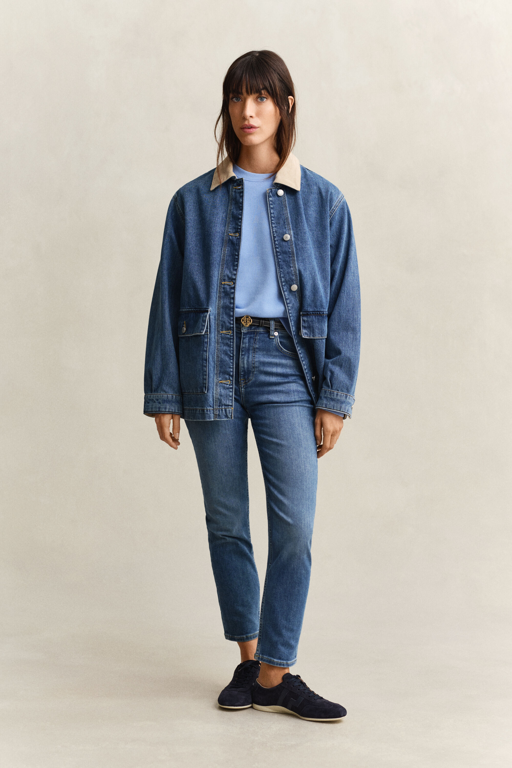 Shield-collegepaita, jossa pyöreä pääntie