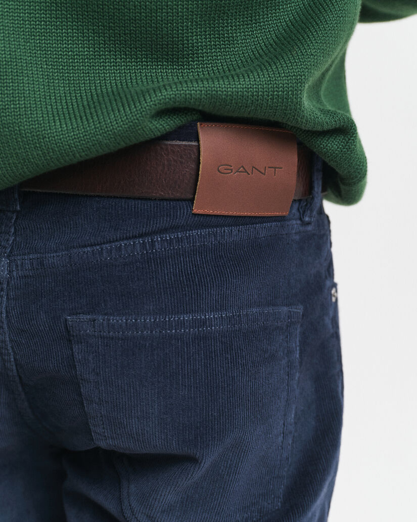 Slim fit ‑mitoitetut vakosamettifarkut