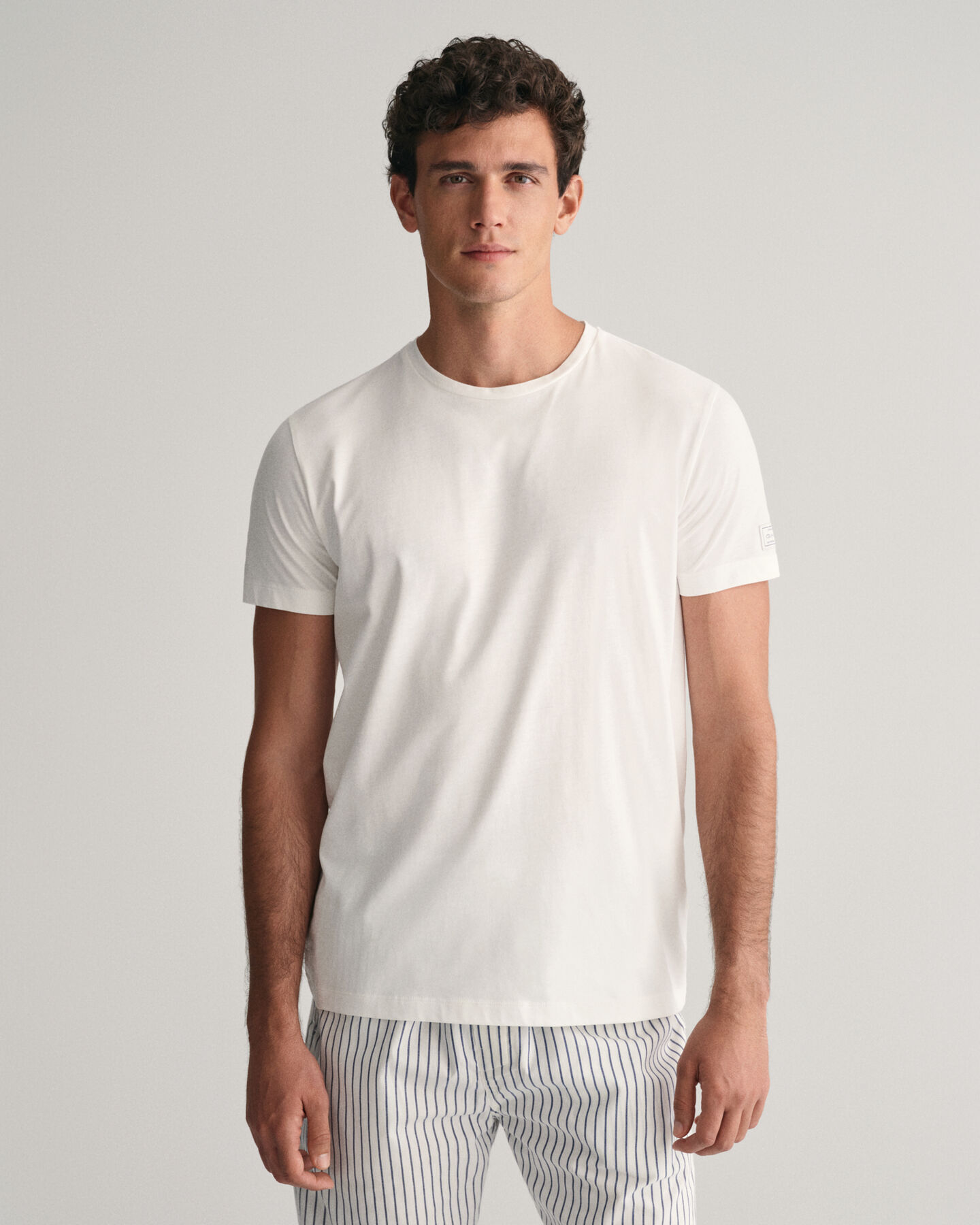 Raidalliset pyjamahousut ja t‑paita lahjapakkauksessa